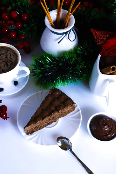 Gâteau Truffe Sur Une Assiette Blanche Sur Table Noël Pour — Photo