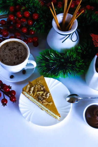Gâteau Idéal Masculin Sur Une Assiette Blanche Sur Table Noël — Photo
