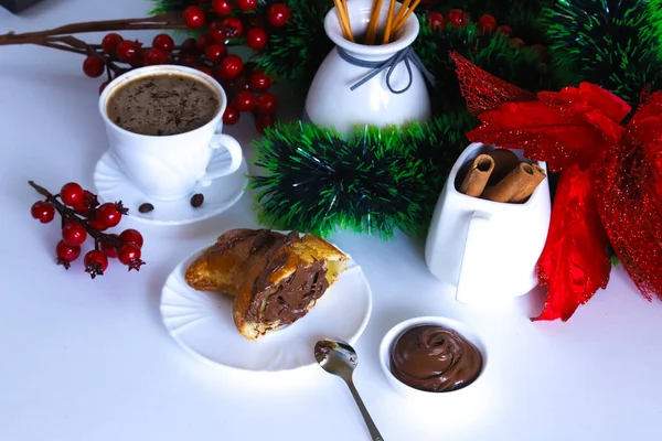 Grand Croissant Coupe Transversale Avec Crème Chocolat Intérieur Sur Table — Photo