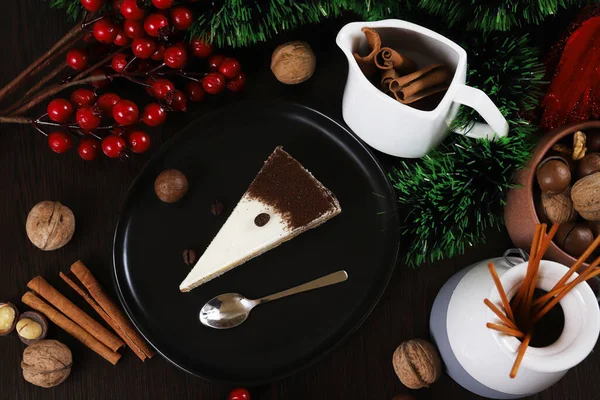 Gâteau Café Sur Une Assiette Noire Sur Table Noël Pour — Photo