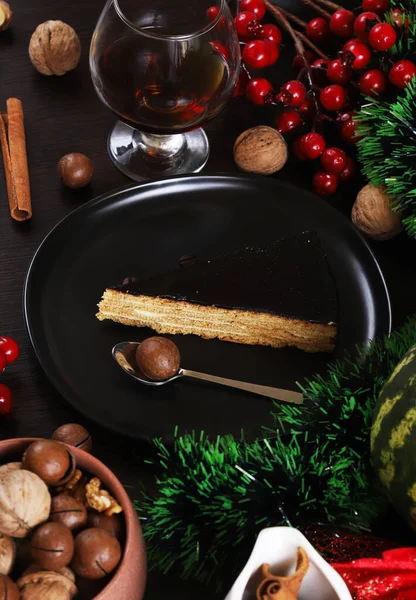 Gâteau Lait Oiseau Sur Une Assiette Noire Sur Table Noël — Photo