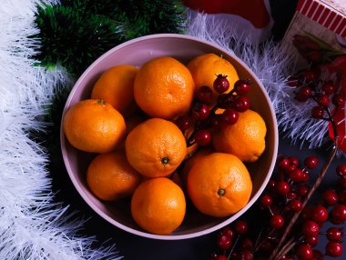 Noel masasında olgun mandalinalar, yeni yıl. Yakın plan.