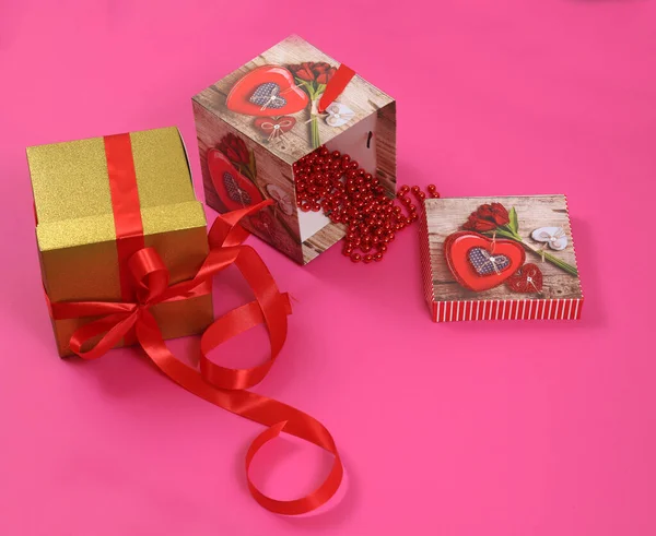 Vánoční Dárkové Krabice Různých Barvách Růžovém Pozadí — Stock fotografie