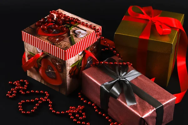 Χριστουγεννιάτικα Κουτιά Δώρου Διαφόρων Χρωμάτων Σκούρο Φόντο — Φωτογραφία Αρχείου