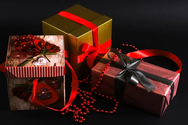 Cajas Regalo Navidad Diferentes Colores Sobre Fondo Oscuro — Foto de Stock