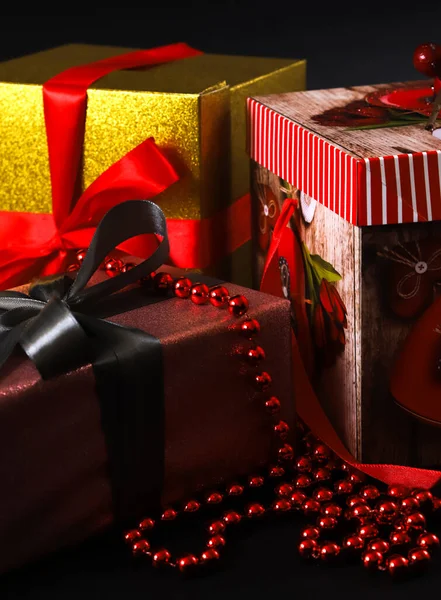 Weihnachtsgeschenkboxen Verschiedenen Farben Auf Dunklem Hintergrund — Stockfoto