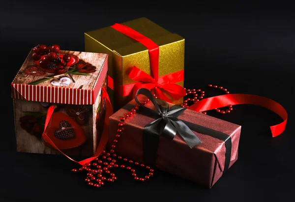 Weihnachtsgeschenkboxen Verschiedenen Farben Auf Dunklem Hintergrund — Stockfoto
