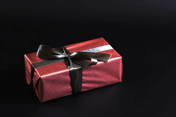 Κουτί Δώρου Σφραγισμένο Κόκκινο Κραφτ Χαρτί Γκρι Κορδέλα — Φωτογραφία Αρχείου