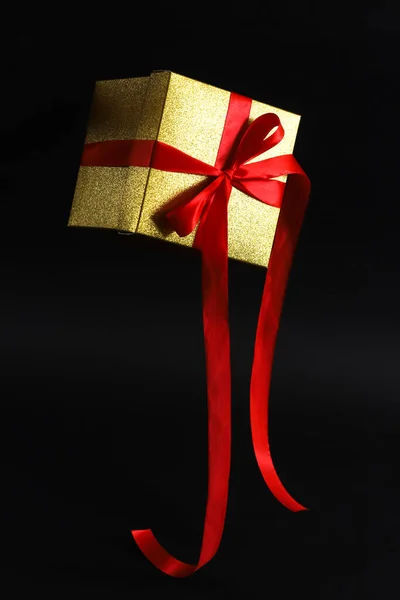 Hängen Der Luft Goldene Kraftpapier Geschenkschachtel Mit Roter Schleife Auf — Stockfoto