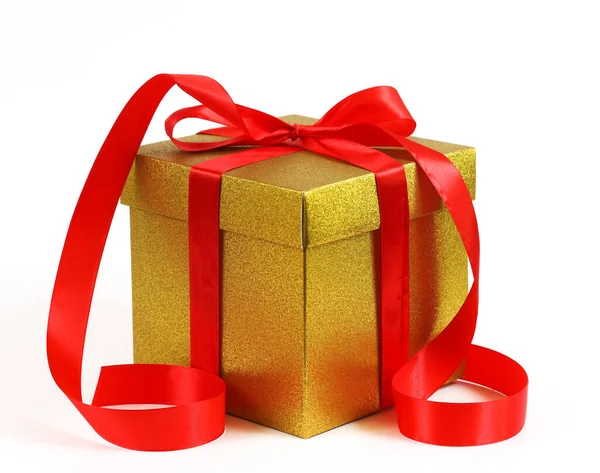 Goldene Kraftpapier Geschenkschachtel Mit Rotem Band Isoliert Auf Weißem Hintergrund — Stockfoto