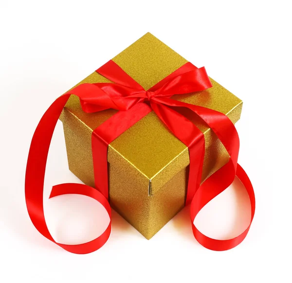 Χρυσό Kraft Χάρτινο Κουτί Δώρου Κόκκινη Κορδέλα Που Απομονώνεται Λευκό — Φωτογραφία Αρχείου