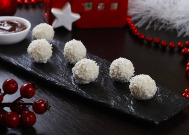 Şenlik masasında hindistan cevizli 