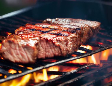 Arkaplanda mermer biftek ya da ızgara biftek. Sığ alan derinliği