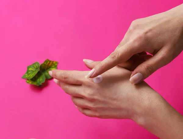 Mãos Femininas Esfregam Uma Nata Mão Doce Contexto Rosa Close — Fotografia de Stock