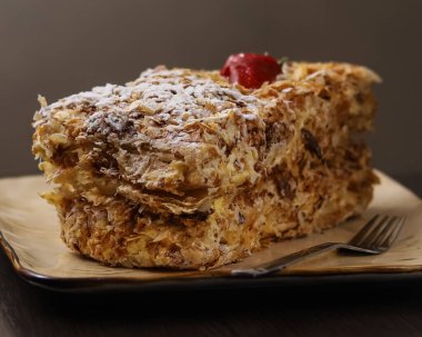 Kremalı ve çilekli Napolyon böreği. Sığ alan derinliği