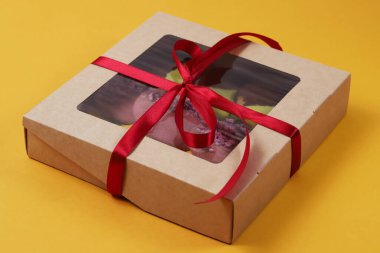 Limon ve balkabağı çekirdeği aromalı bir kurabiye seti, lavanta aromalı ve şamfıstıklı çikolatalı krema, hediye kutusunda. Yakın plan.