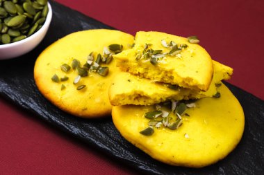 Burgundy masasında kabak tohumlu kokulu limonlu kurabiyeler. Sığ alan derinliği