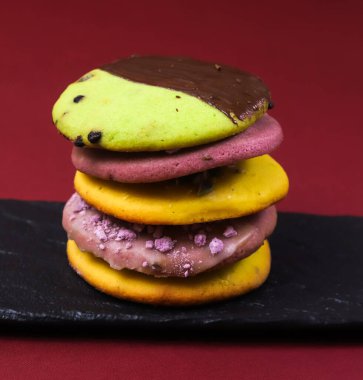 Limon aromalı kurabiyeler ve balkabağı tohumları, lavanta aromalı ve şam fıstıklı çikolatalı krema. Yakın plan.