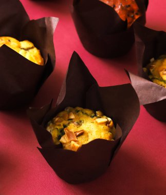 Atıştırmalık kekler. Sosisli, jambonlu, peynirli, güneşte kurutulmuş domatesli, diğer malzemeli ve baharatlı aperatifler. Sığ alan derinliği