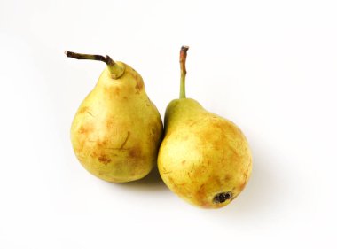 İzole edilmiş beyaz bir zemin üzerinde Rustik armut. Yakın plan.