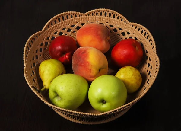 Cesta Con Manzanas Melocotones Estilo Retro Primer Plano — Foto de Stock