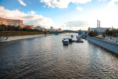 Limana yakın bir su otobüsüyle Moskova Nehri manzarası.