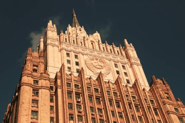 Moskova 'daki Rus Dışişleri Bakanlığı binasının ön tarafında.