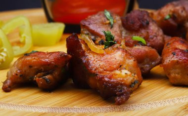 Soğanlı ve otlu kızarmış domuz eti. Yakın plan.