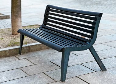 Döşeme üzerinde mütevazı bir bankta