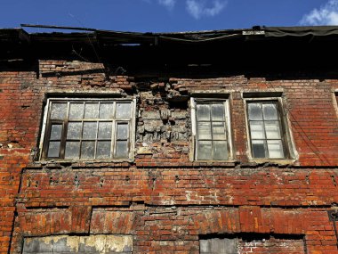 Terk edilmiş evin eski tuğla dış duvarı