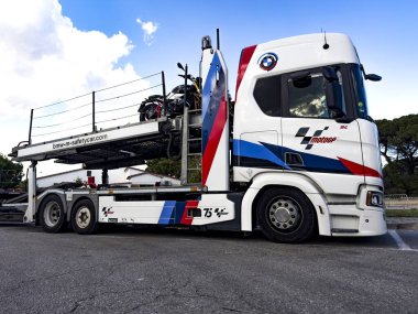 Barselona, İspanya - 20 Mayıs 2024: BMW M amblemli özel bir kamyona spor motosiklet yükleme.