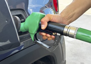 Bir yolcu vagonuna yakıt ikmali işlemi.