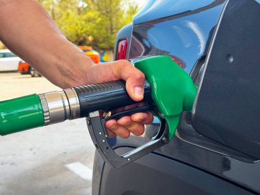 Bir yolcu vagonuna yakıt ikmali işlemi.