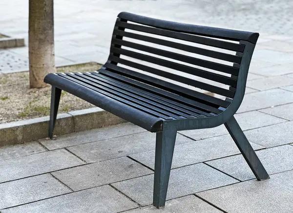 Döşeme üzerinde mütevazı bir bankta