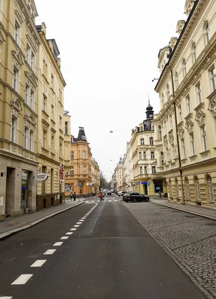 Karlovy Vary, Çek Cumhuriyeti - 05 Mart 2024: Karlovy Vary 'nin merkezindeki eski binalar arasında dar bir sokak