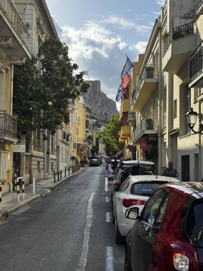 Atina, Yunanistan - 25 Mayıs 2024: Atina 'daki Akropolis' in eteğinde yer alan Plaka ilçesinin eski dar sokakları