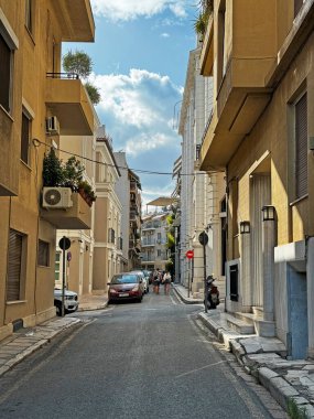 Atina, Yunanistan - 25 Mayıs 2024: Atina 'daki Akropolis' in eteğinde yer alan Plaka ilçesinin eski dar sokakları