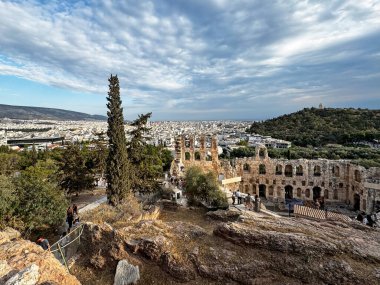 Atina, Yunanistan - 25 Mayıs 2024: Akropolis 'in eteğindeki Dionysus Tiyatrosu. Oyunun provası.