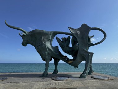 Vilanova i la Geltr, İspanya - 8 Temmuz 2024: İspanya 'nın Vilanova kentinde, karnı üzerinde bir kadın figürü bulunan bir boğa heykeli