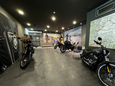 Efsanevi motosikletler güzel bir garajda