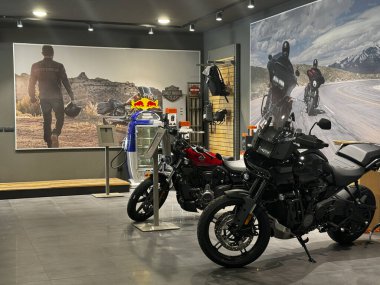 Efsanevi motosikletler güzel bir garajda