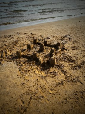 Kumdan kale. Kumdan yapılmış bir kale ya da yapı.