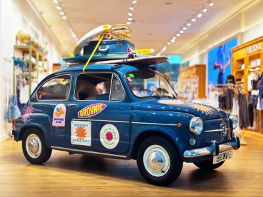 Barselona, İspanya - 13 Temmuz 2024: 50 'lerden kalma eski İspanyol koltuğu 600E çatıda turist bagajı