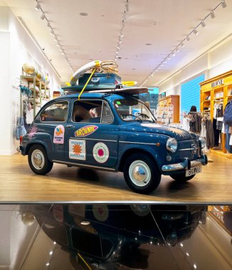 Barselona, İspanya - 13 Temmuz 2024: 50 'lerden kalma eski İspanyol koltuğu 600E çatıda turist bagajı