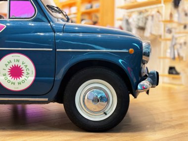 Barselona, İspanya - 13 Temmuz 2024: 50 'lerden kalma eski İspanyol koltuğu 600E çatıda turist bagajı