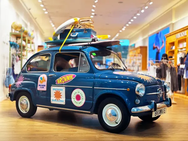 Barselona, İspanya - 13 Temmuz 2024: 50 'lerden kalma eski İspanyol koltuğu 600E çatıda turist bagajı