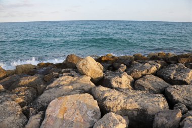 Vahşi doğanın büyük deniz kayaları.