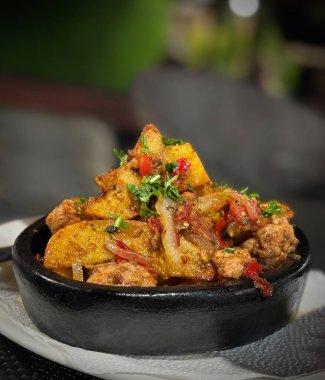 Domuz etli rosto ve taze otlu köy usulü patates. Yakın plan.