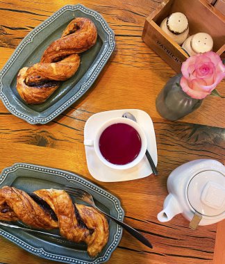 Meyve ve sebzeli kahvaltı, masada kahve. Üst görünüm