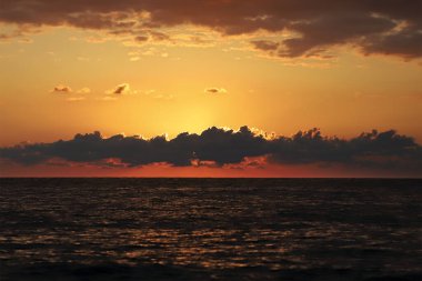 Deniz ufkunda güzel bir gün batımı